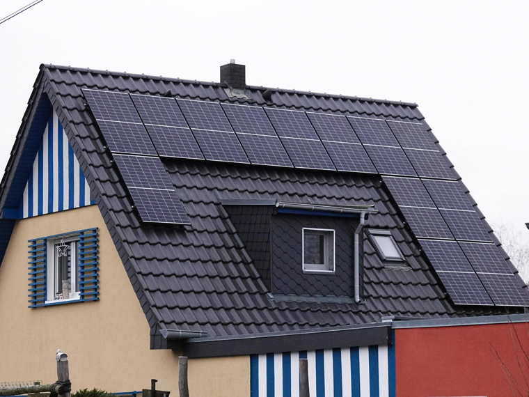 US Solar Industry Navigates Policy Shifts and Growth Challenges